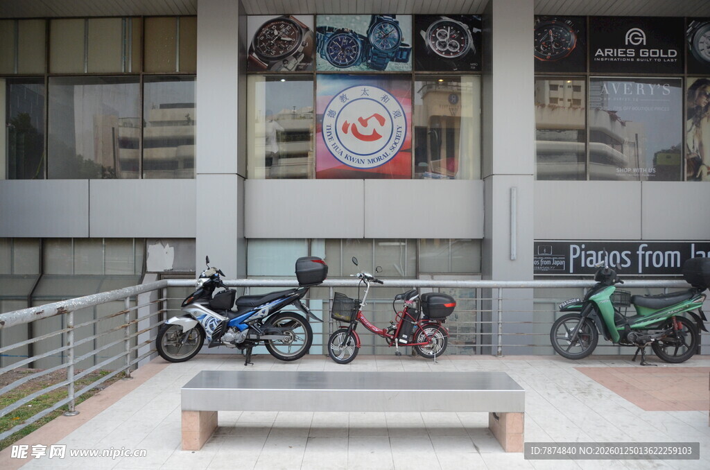 户外停放的多辆特色车辆