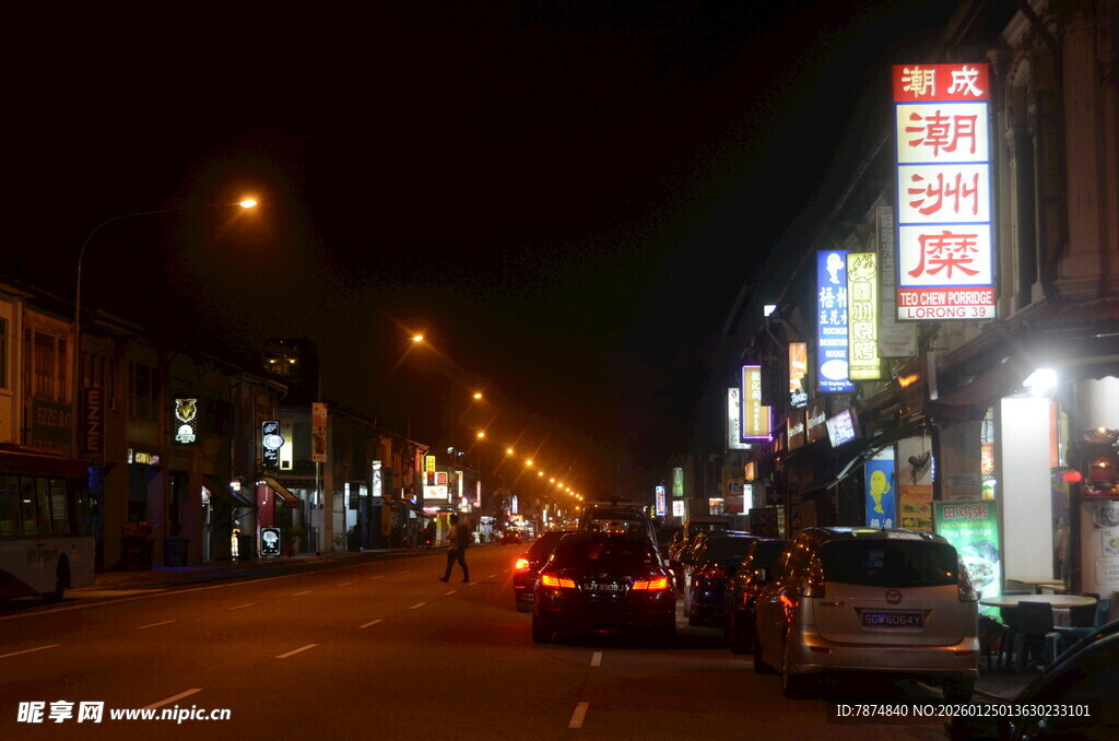 夜晚街道的繁华景象