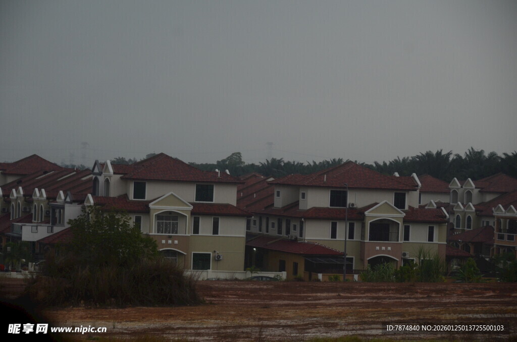 雨中的欧式别墅建筑群