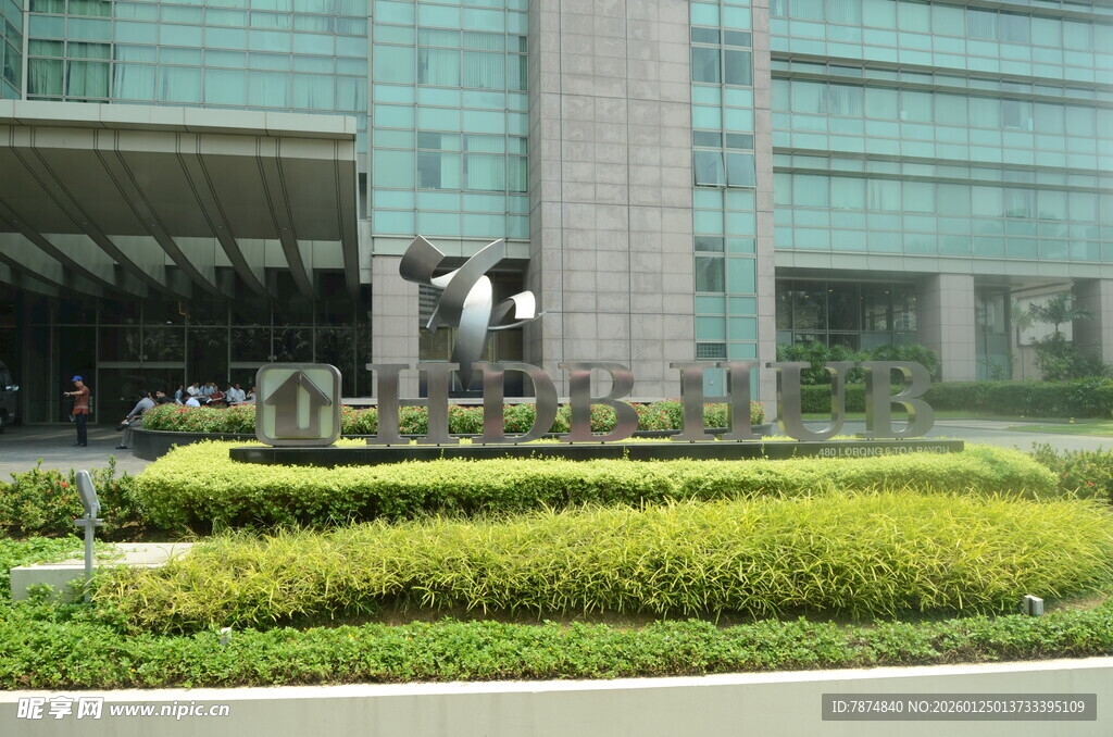 现代建筑前的精致绿植景观