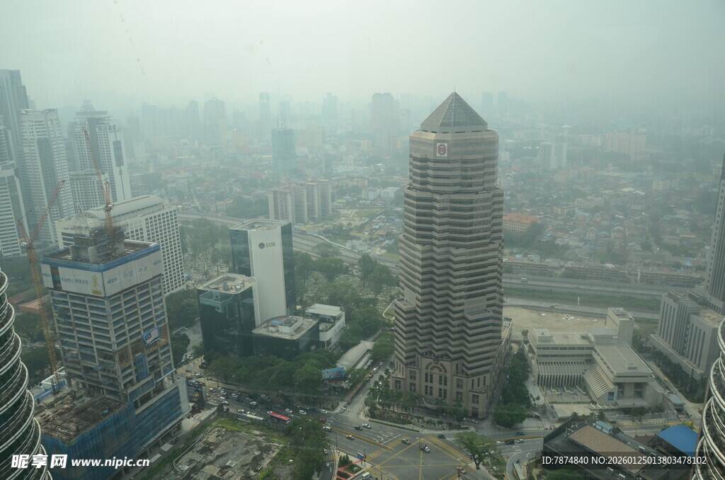 城市高楼景观 雾霾笼罩