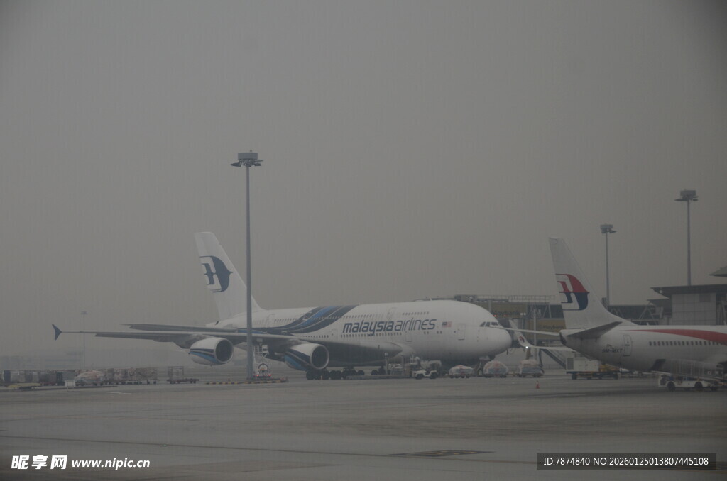 机场停机坪上的多架飞机