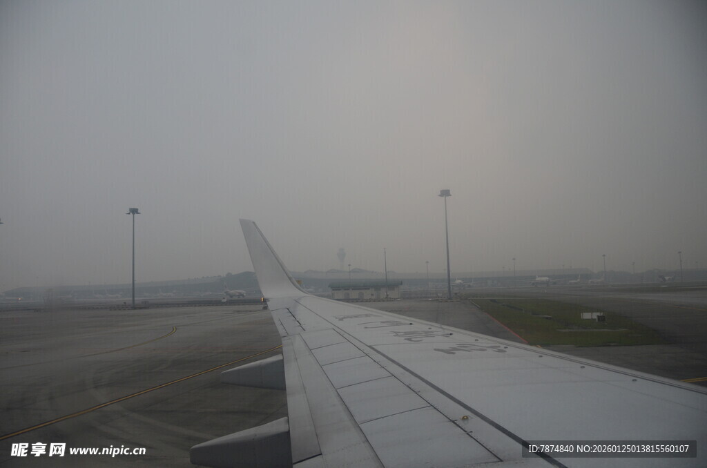 飞机机翼下的朦胧机场