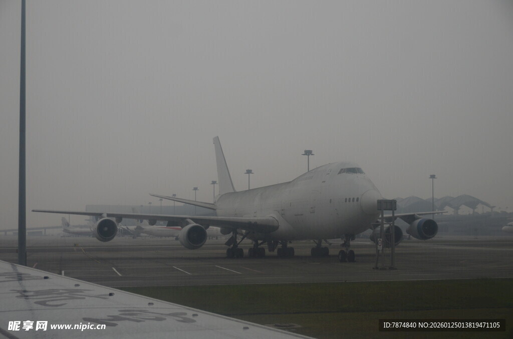 雪天机场的大型民航飞机
