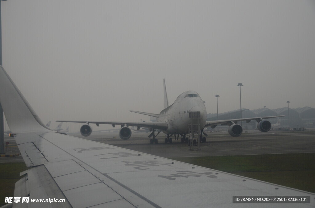 机场停机坪上的飞机景象