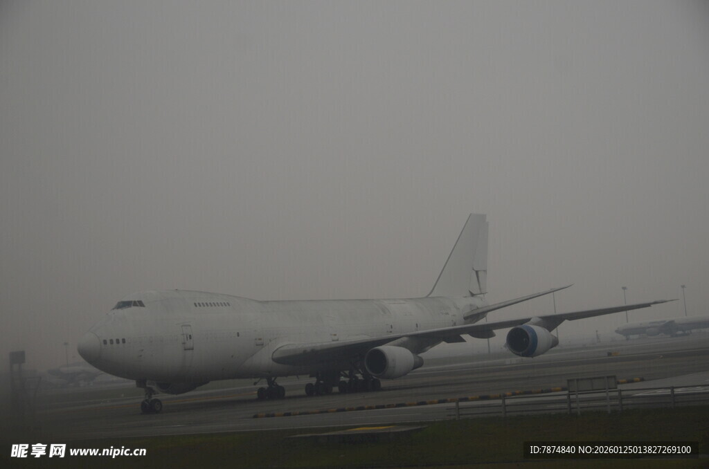 雾中机场的大型飞机