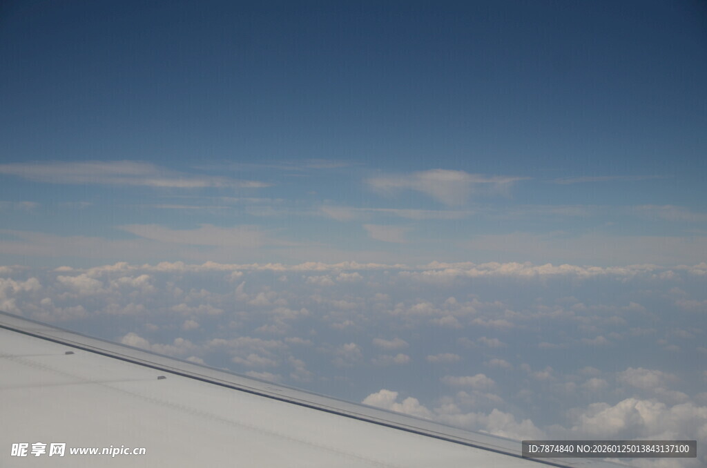 飞机窗外的云端美景