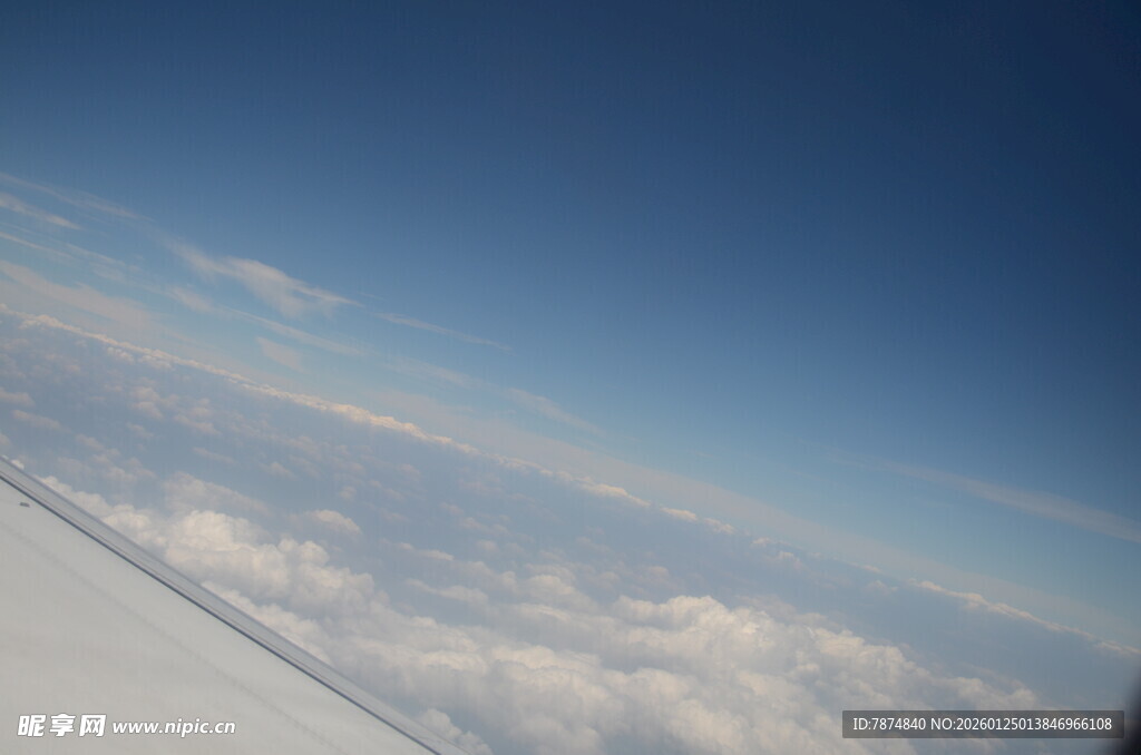 飞机窗外的云海蓝天