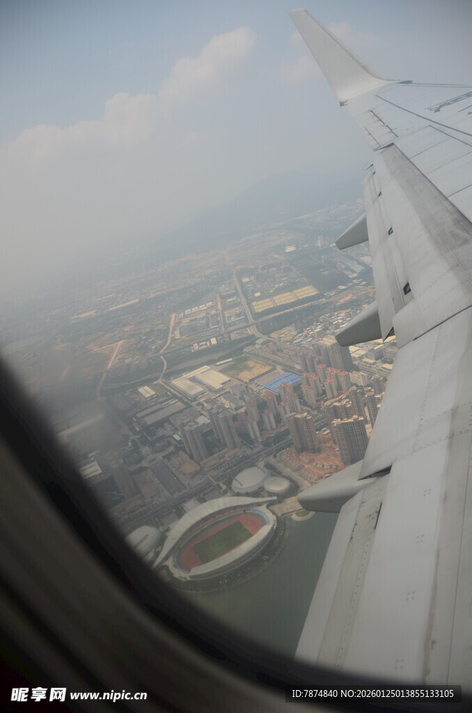 机窗外的城市景观