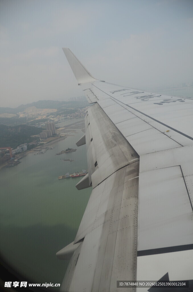 飞机机翼下的风景