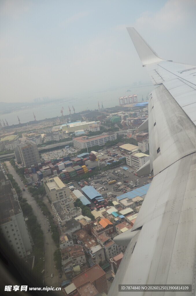 机窗外的城市俯瞰景象