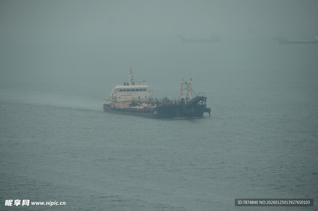 雾中航行的船只