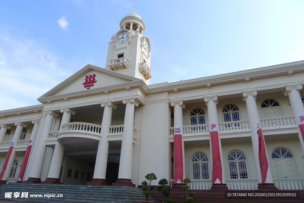 白色钟楼建筑外观