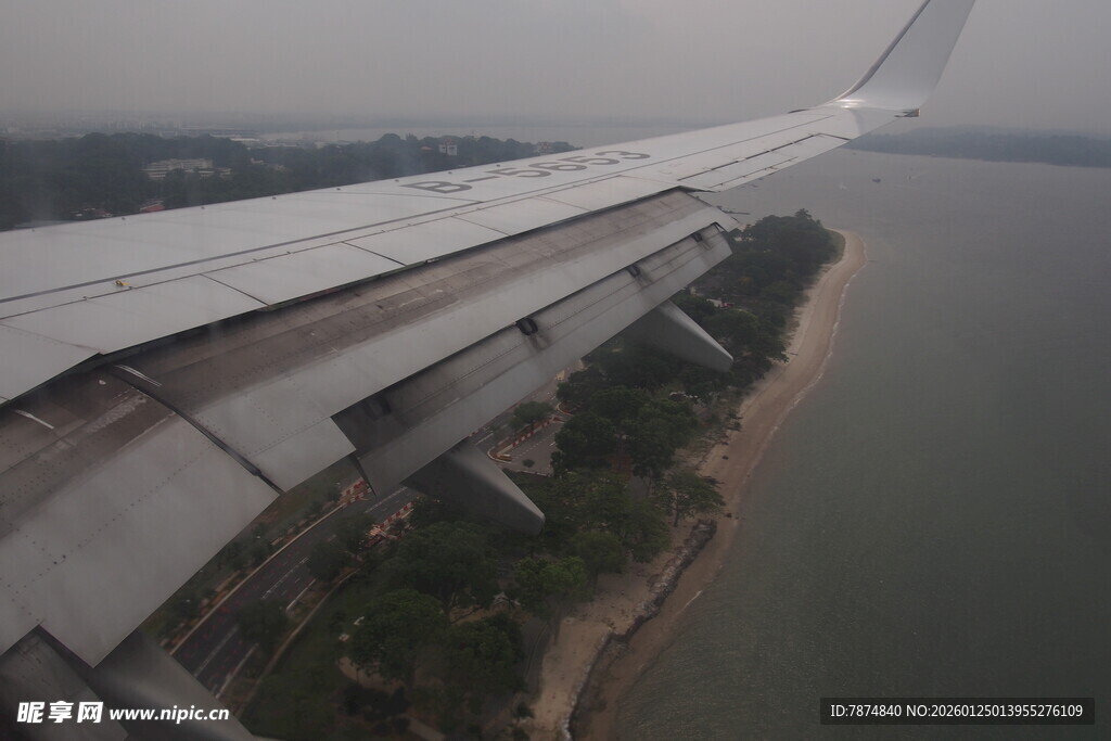 飞机机翼下的陆地与水域
