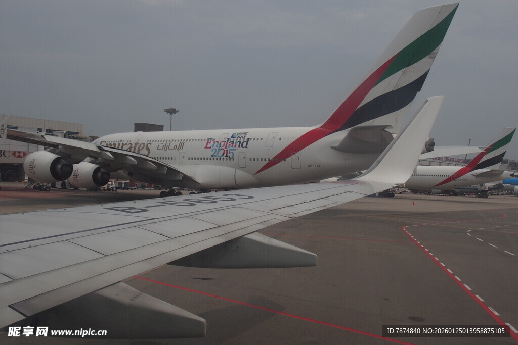 机场停机坪上的阿联酋航空飞机