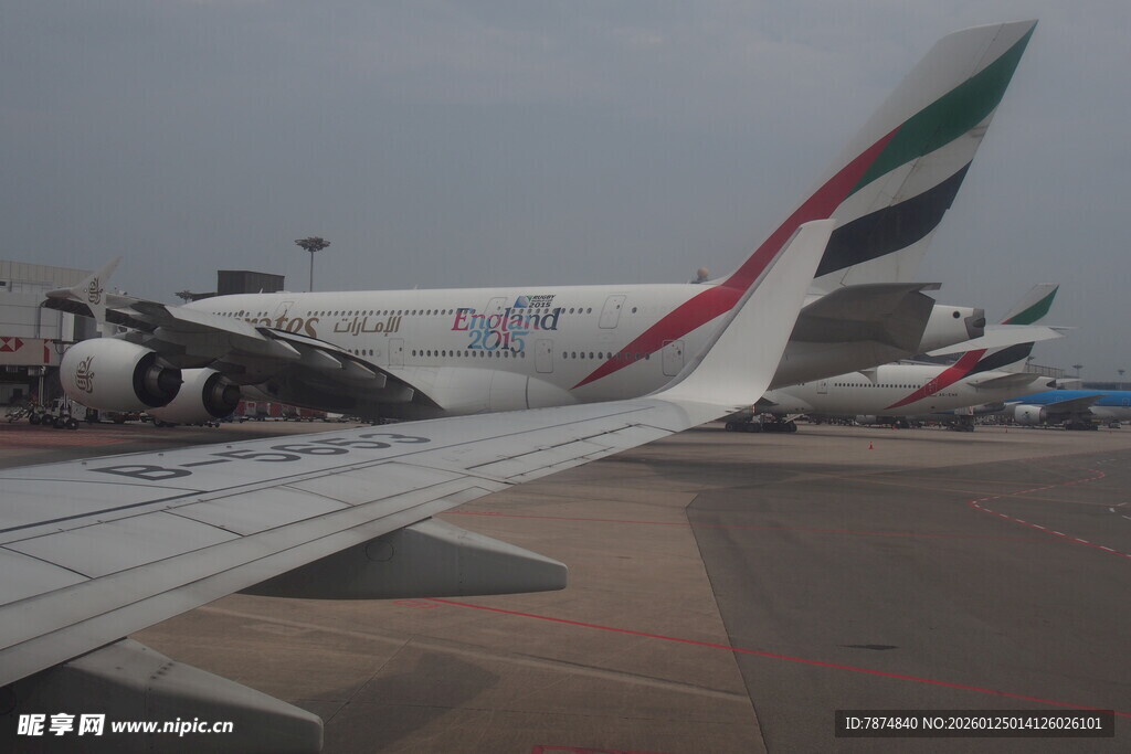 飞机机翼视角下的机场景象