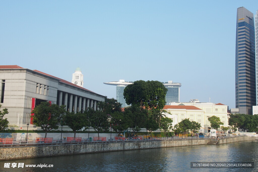 河畔城市建筑风光