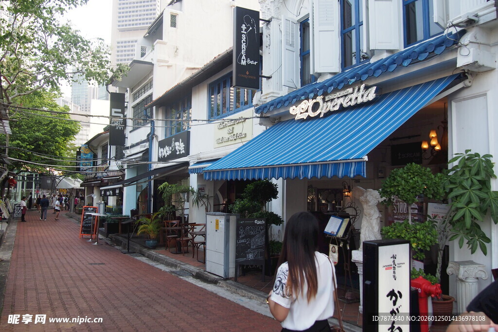 欧式风情街道 惬意漫步场景