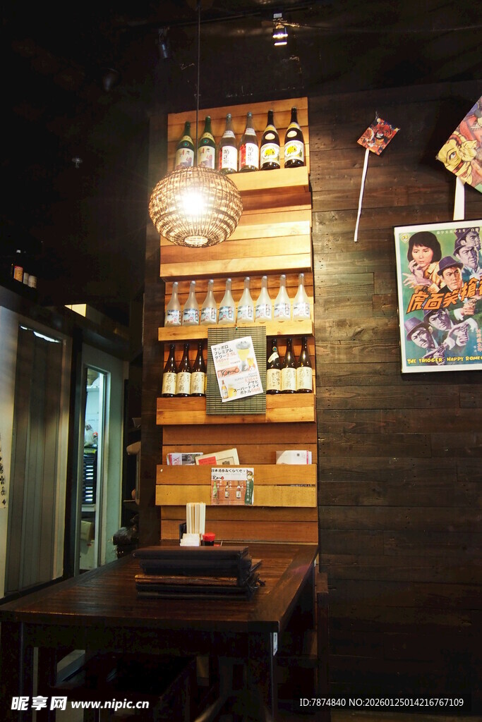 温馨酒吧一角的酒架陈设