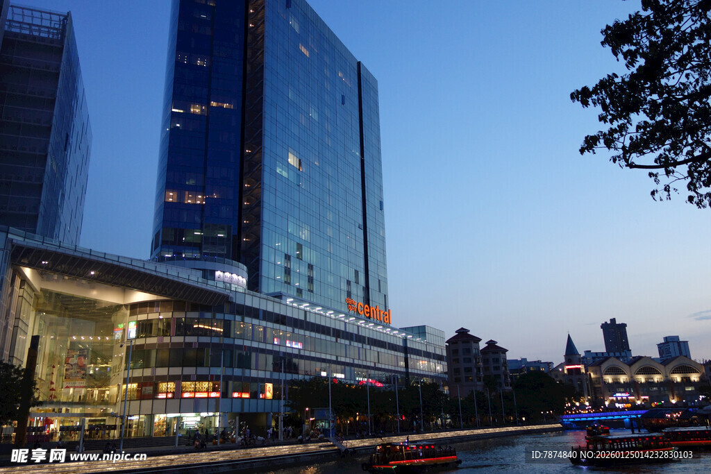 城市河畔夜景摩天大楼