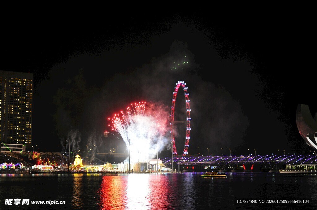 城市夜空绚烂烟花秀