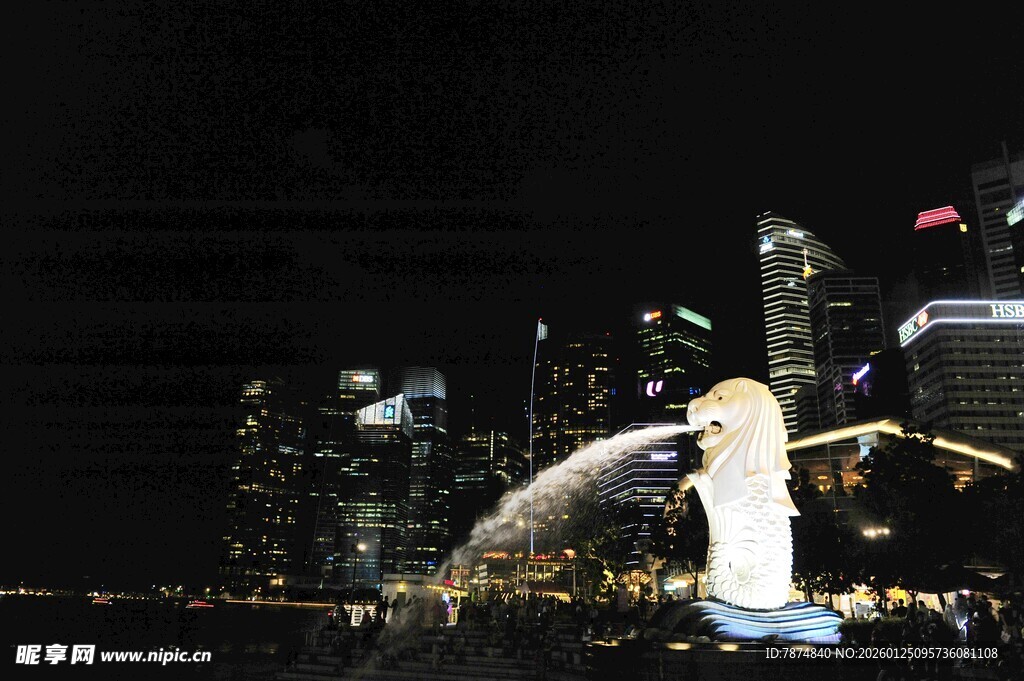 城市夜景中的喷泉雕塑