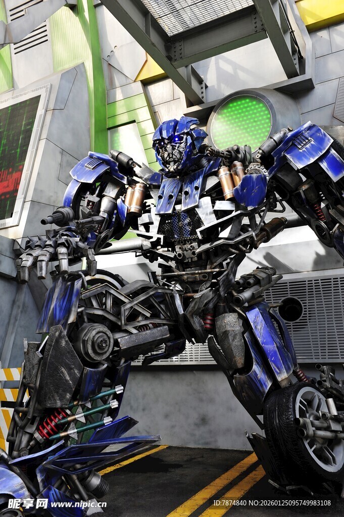 蓝色酷炫机器人展示姿态