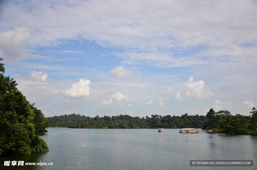 湖畔风光 绿树蓝天碧水