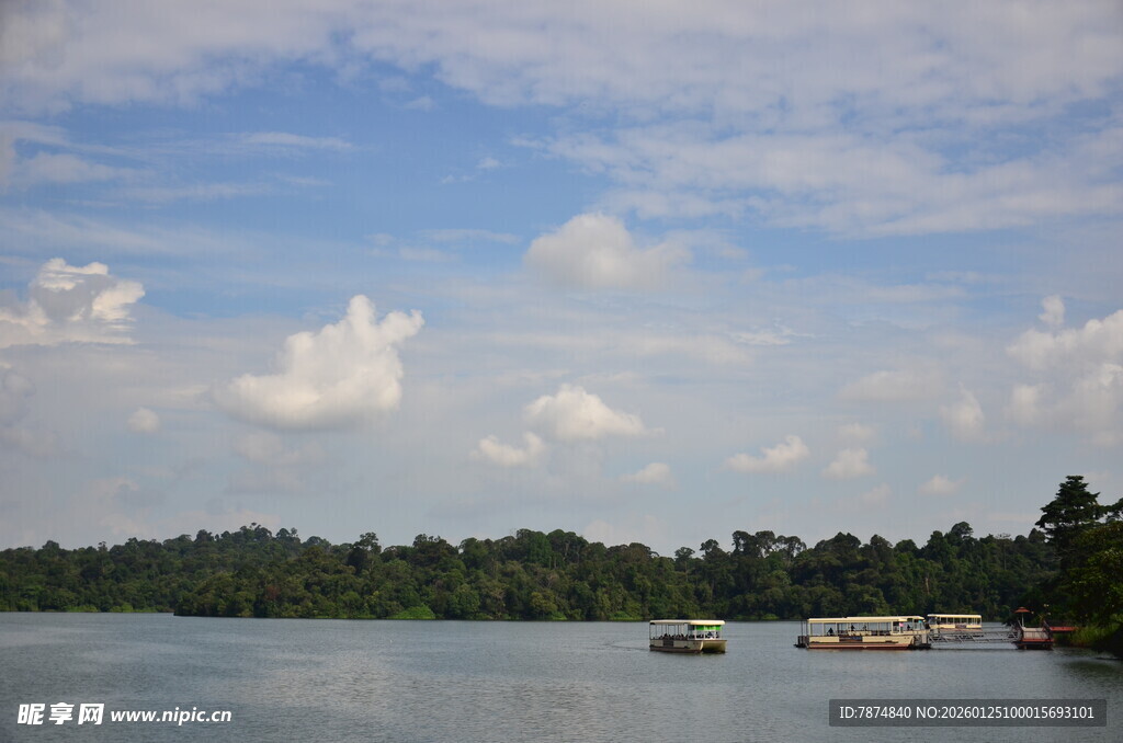 湖畔蓝天绿树风景如画