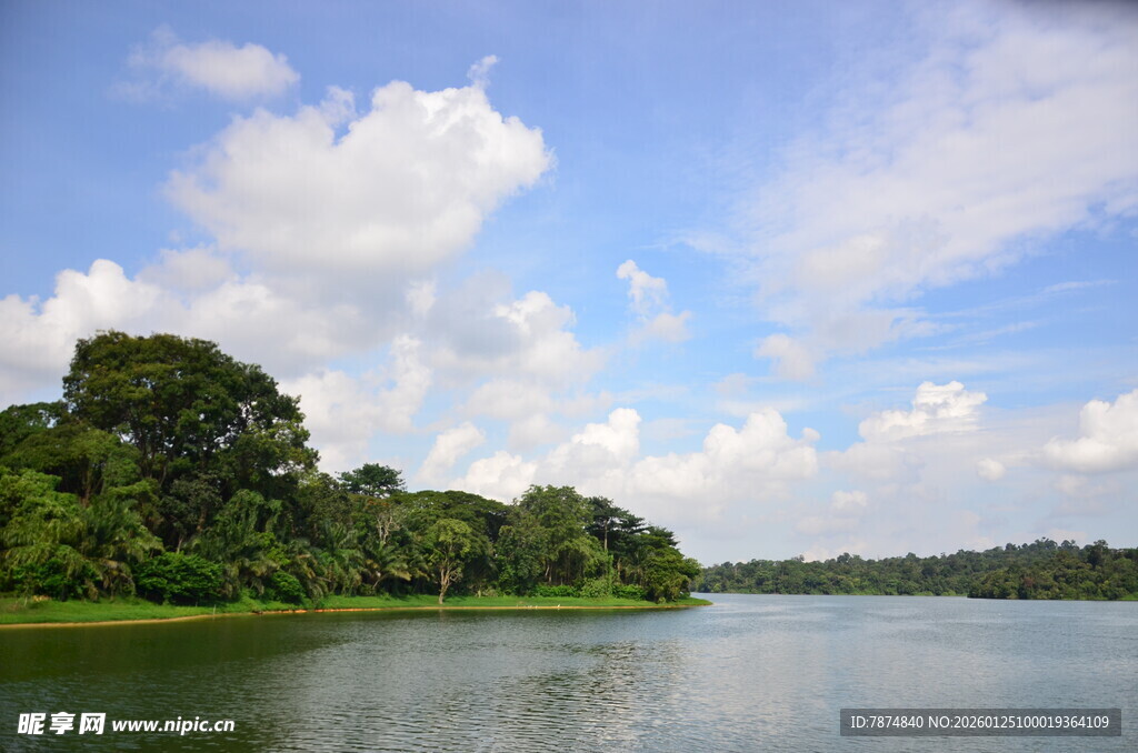 湖畔绿树蓝天美景