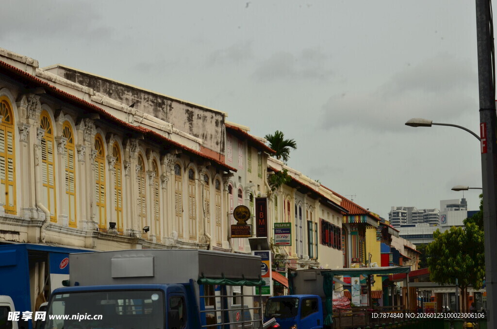 街道旁色彩丰富的建筑