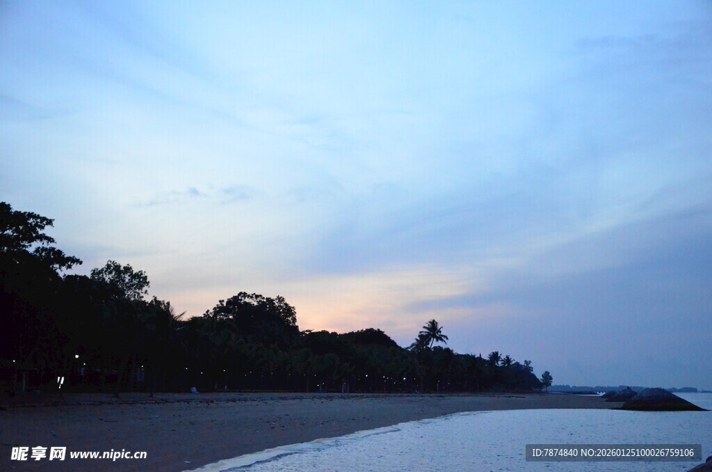黄昏下的静谧海滨风光