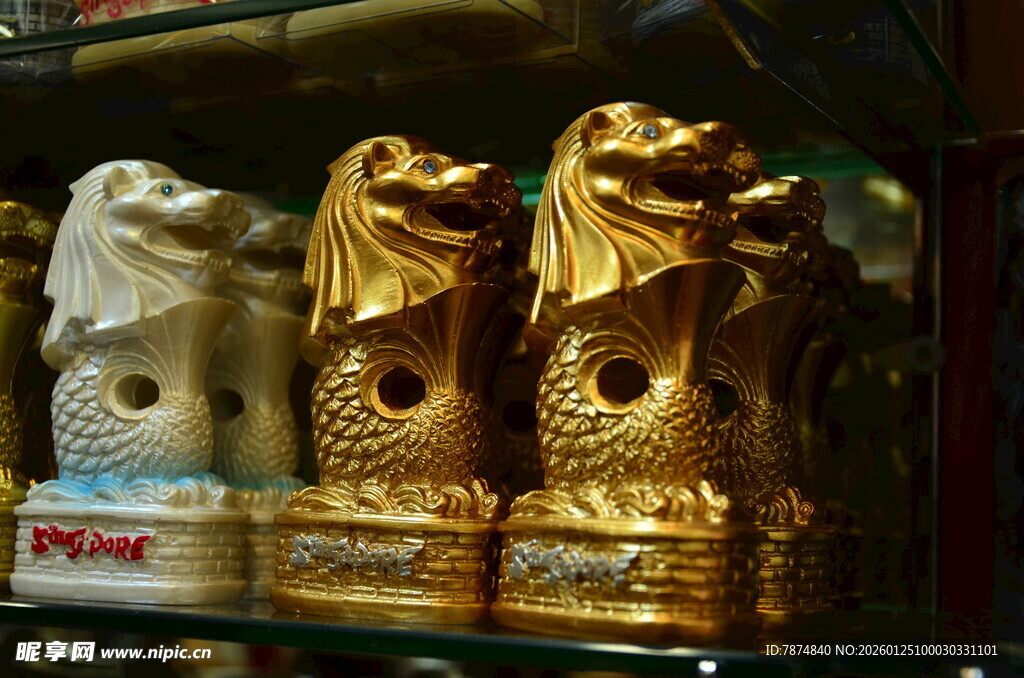 精美金白相间龙形摆件