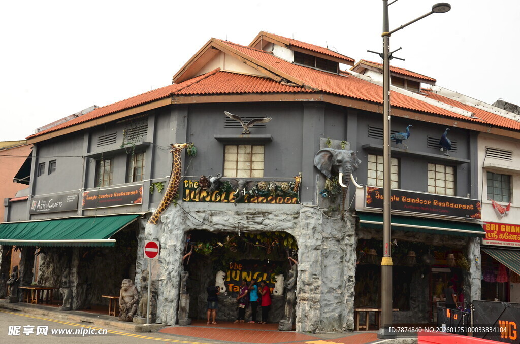 复古风格转角建筑