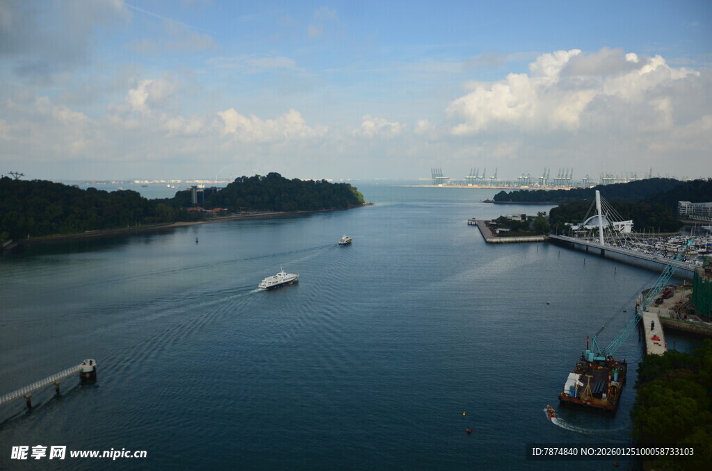 海港风光 船只点缀蓝色水域