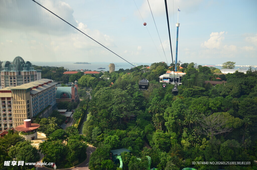 高空缆车俯瞰葱郁城市景观