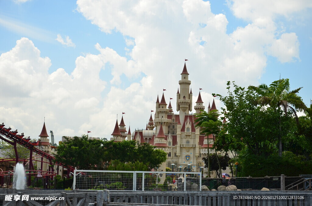 梦幻城堡前的游乐场景象