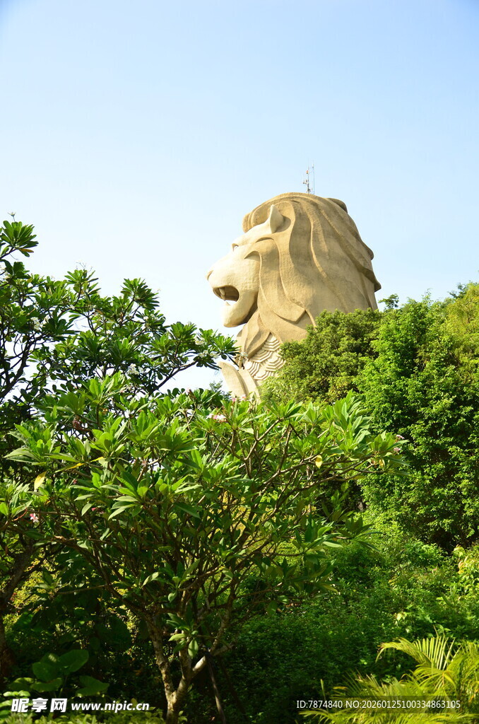 新加坡鱼尾狮雕像绿树环绕