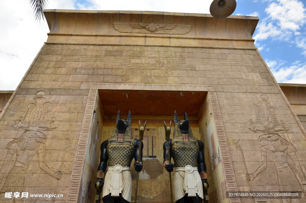 埃及神庙前的古老雕像