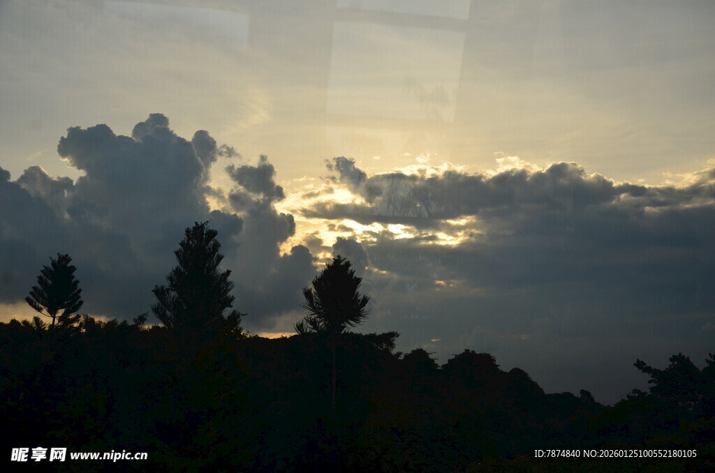 夕阳下的山林与云层