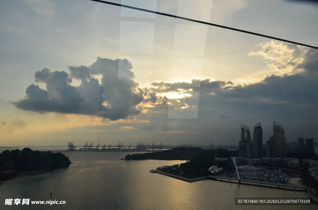 黄昏下的城市河畔风光