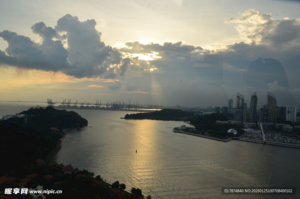 黄昏下的城市河畔美景