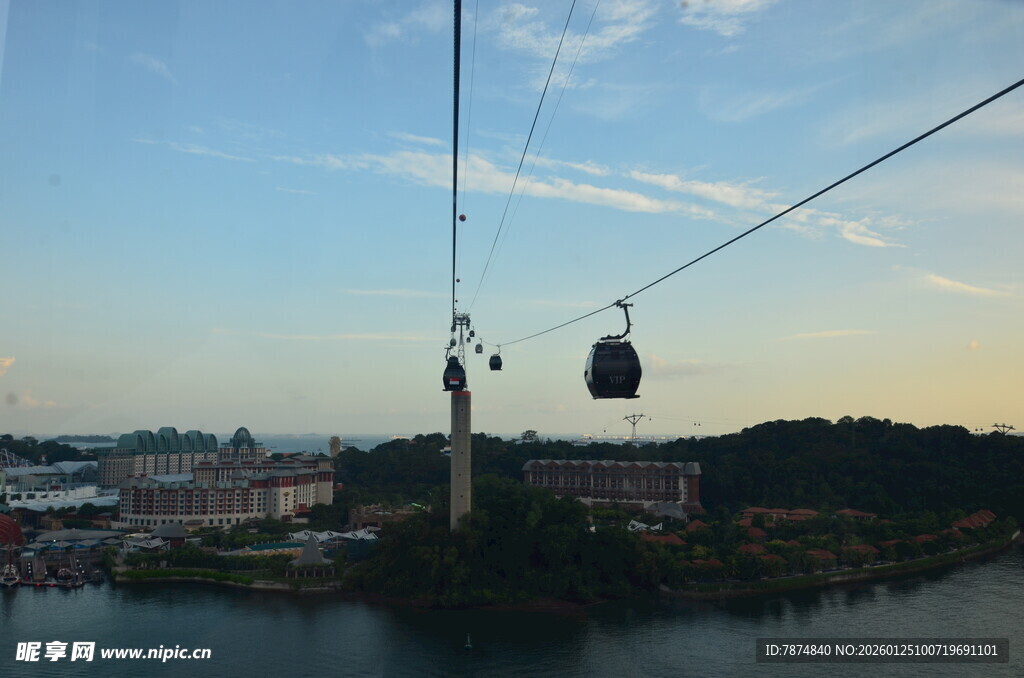 黄昏下的城市缆车景观