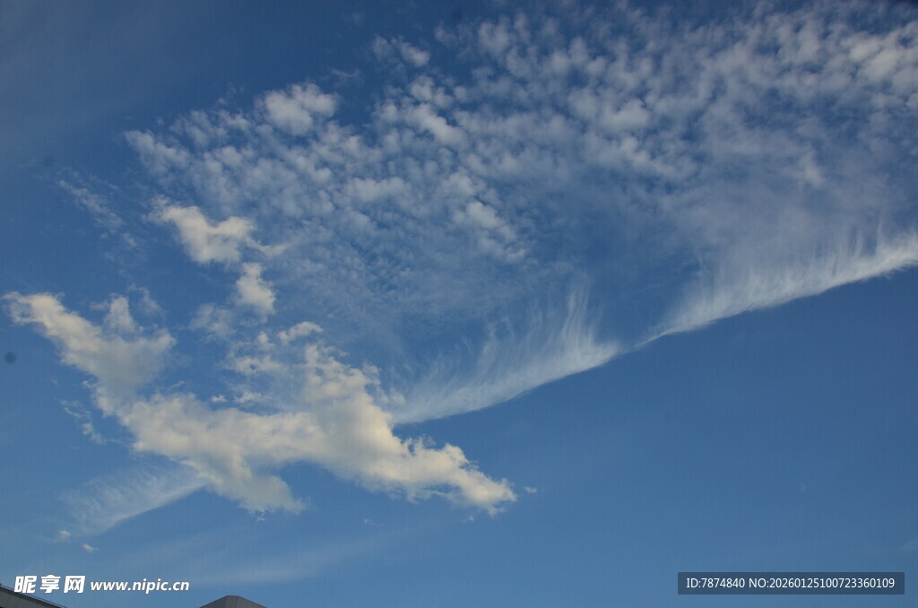 蓝天中的梦幻云朵
