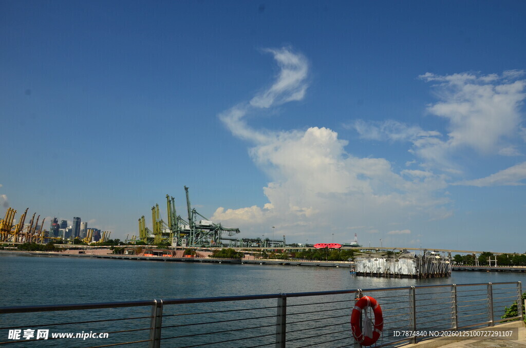 港口风光 蓝天白云下的水域