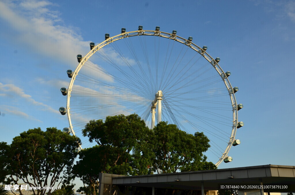 城市中的巨型摩天轮景观