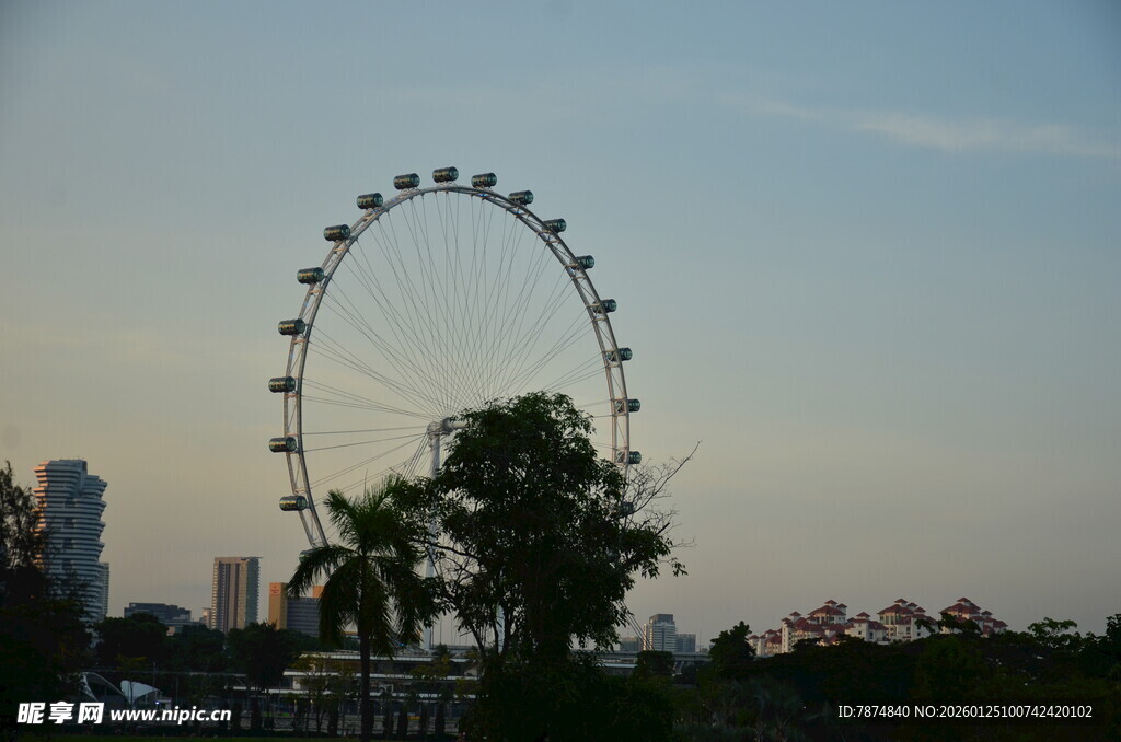 黄昏下的摩天轮景观