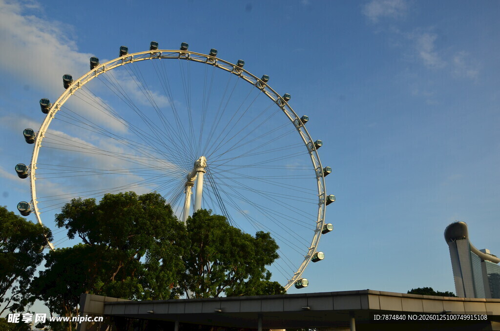 城市中的巨型摩天轮景观