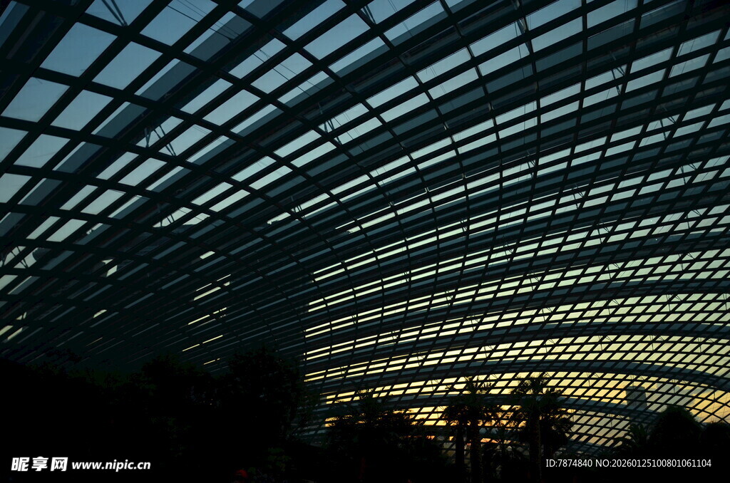 黄昏下的现代玻璃建筑