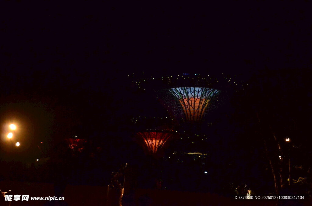 城市夜景中的绚丽灯光秀